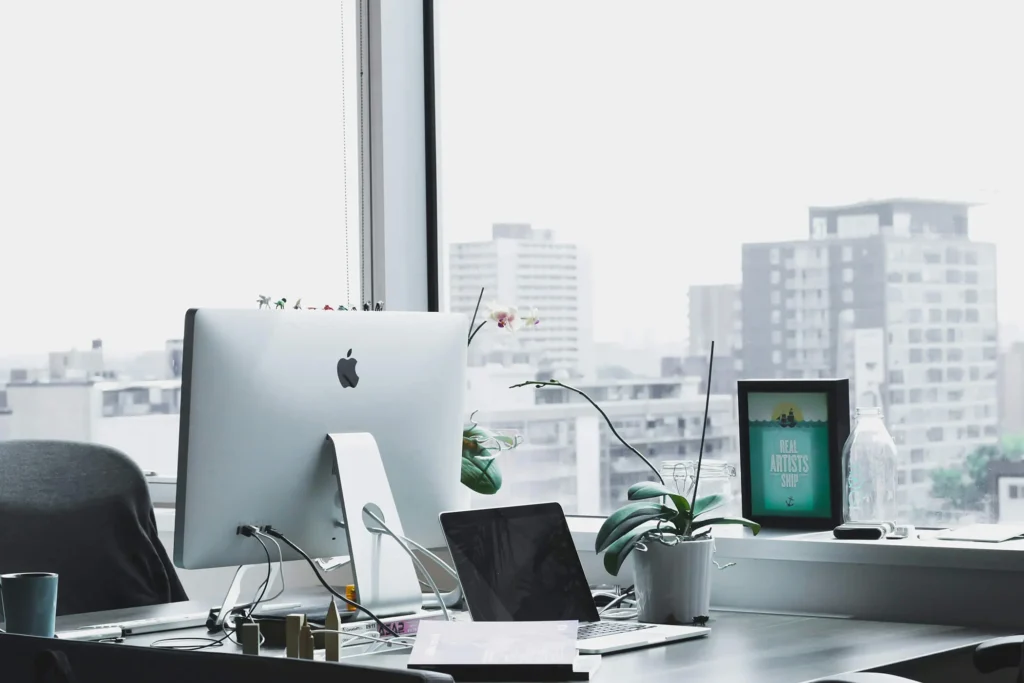 Foto van een kantoor met een bureau