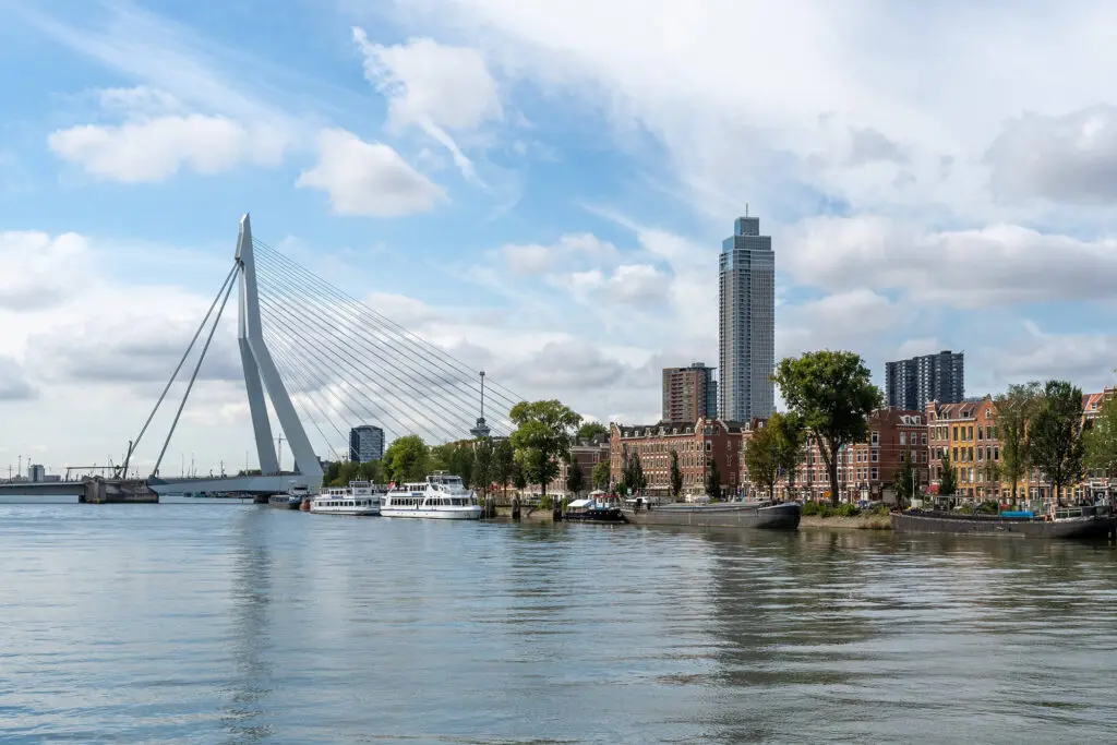 Rotterdam skyline met enkele gebouwen